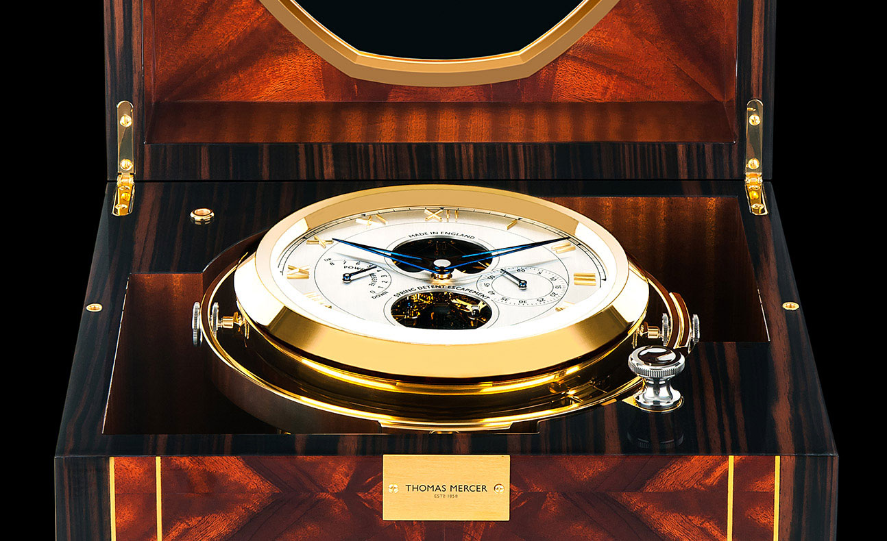 Similarly to the dial of a watch, the elements of the mechanism are on show